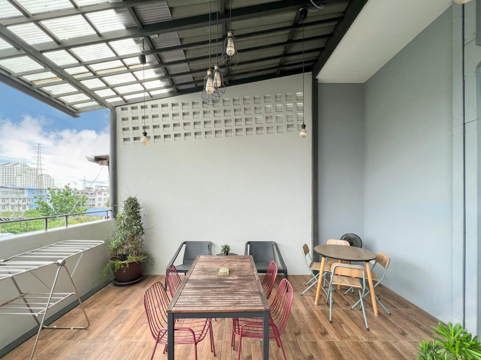 Neveu Premier Residence : Ratchada Bangkok Exterior photo