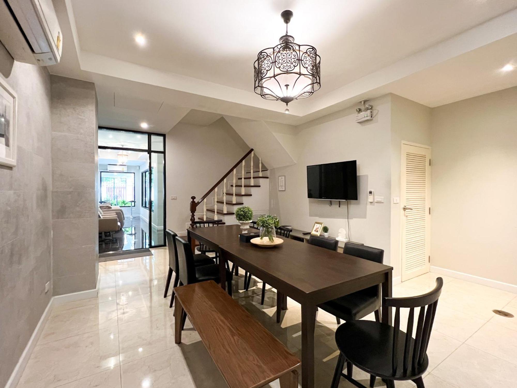 Neveu Premier Residence : Ratchada Bangkok Exterior photo