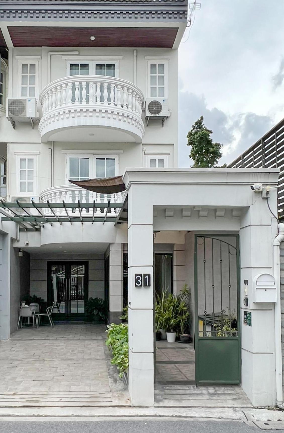 Neveu Premier Residence : Ratchada Bangkok Exterior photo